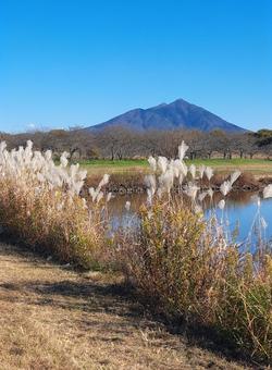 秋らしい風景 秋,山,池の写真素材