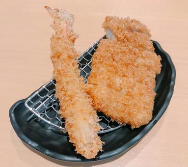 海老フライと豚かつ 海老フライと豚かつ とんかつ,ロースかつ,ロース肉の写真素材