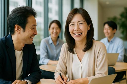 笑顔でミーティングをする会社員の男女の写真