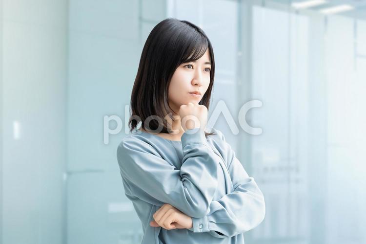 考えごとをする女性・ビジネスウーマン 女性,ビジネス,考えるの写真素材