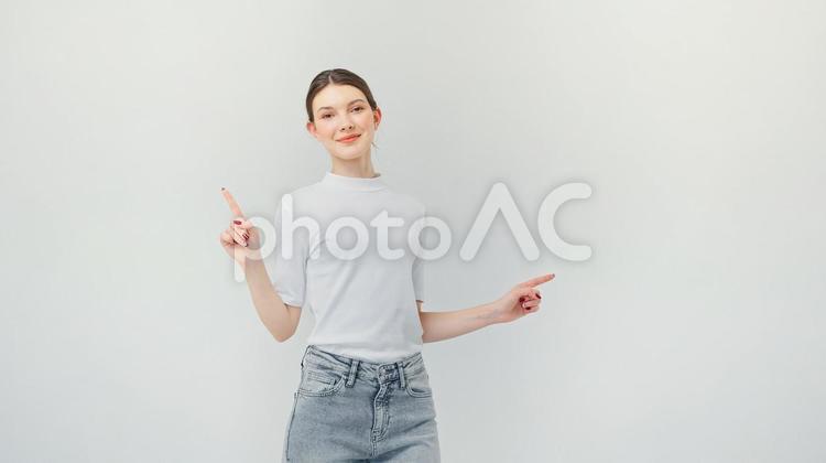 両指で1番のポーズをする女性 女性,指差し,1番の写真素材