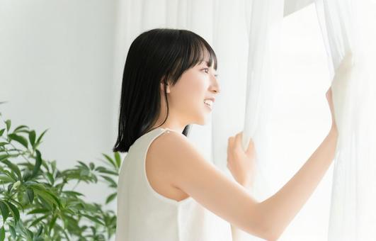 カーテンを開ける女性 カーテンを開ける女性 女性,朝,カーテンの写真素材