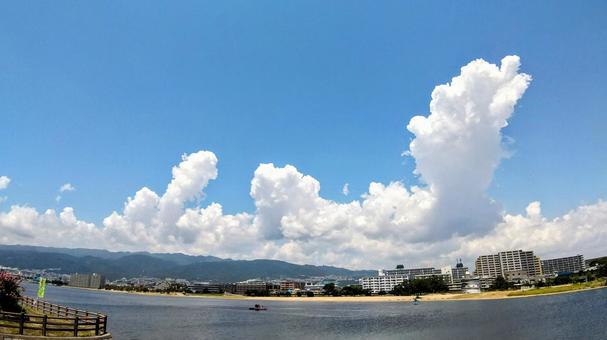 夏雲下の御前浜、兵庫県西宮市 夏雲下の御前浜、兵庫県西宮市 夏,盛夏,青空の写真素材