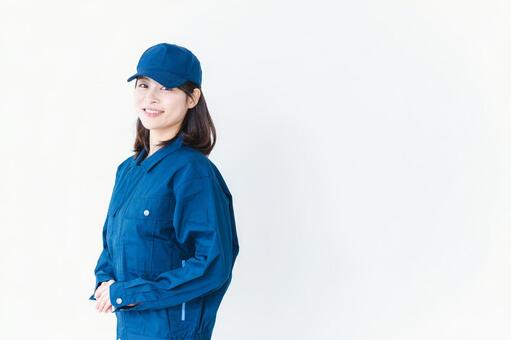 作業服を来て笑顔で仕事をする若い女性 輸送,物流,やる気の写真素材