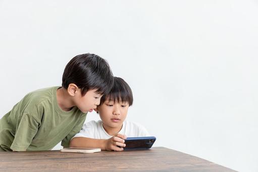 スマホに夢中になる子ども スマホに夢中になる子ども 男の子,スマホ,インターネットの写真素材