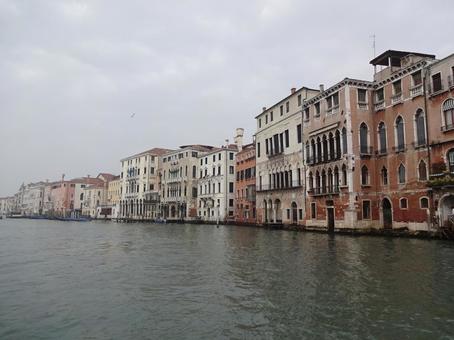 ベネツィア　波打ち際の家々 イタリア,ベネツィア,街並みの写真素材