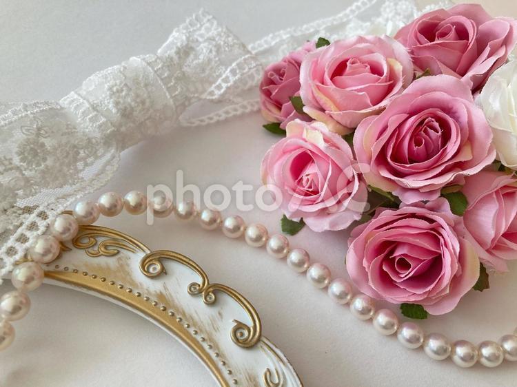 ピンク・白の薔薇とレースとパール ピンク,薔薇,レースの写真素材