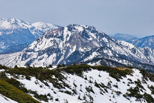 冠雪の北アルプスの焼岳 冠雪,冬山,雪山の写真素材