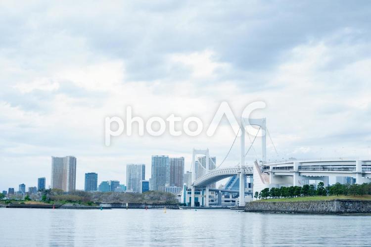 お台場海浜公園からのレインボーブリッジ レインボーブリッジ,お台場海浜公園,東京の写真素材