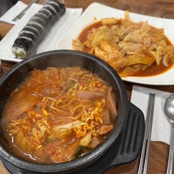 韓国料理　ブデチゲ　キンパ　トッポッキの写真