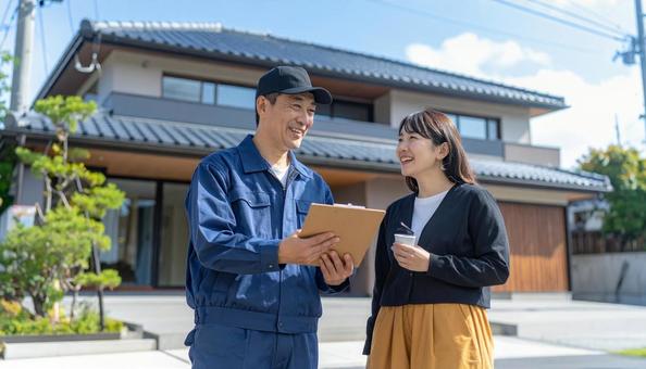 住宅の検査の打ち合わせをする日本人女性 住宅の検査の打ち合わせをする日本人女性の写真