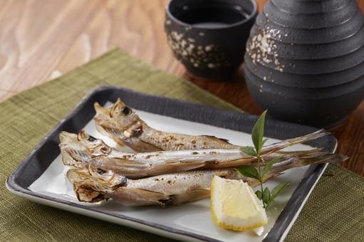 炙った一夜干しのししゃもと日本酒 ししゃも,一夜干し,魚の写真素材