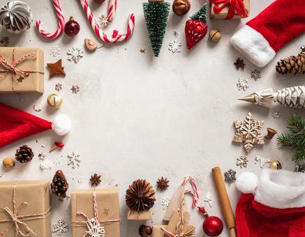赤と緑のクリスマス雑貨で彩るフレーム 赤と緑のクリスマス雑貨で彩るフレームの写真