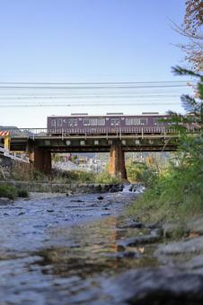 川と阪急電車 川,秋晴れ,街並みの写真素材