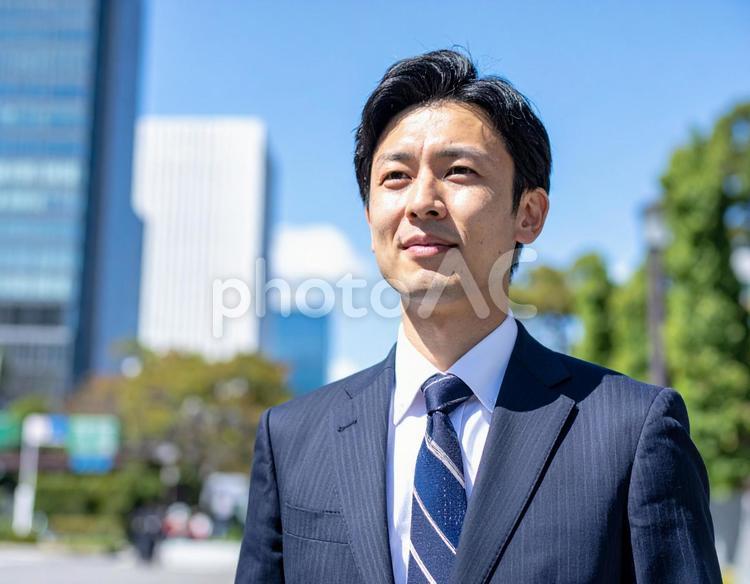 爽やかな印象のビジネスマン男性 男性,ビジネス,街の写真素材