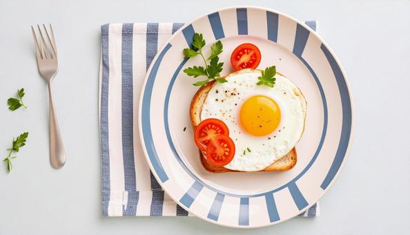 パンと目玉焼きの朝食の写真
