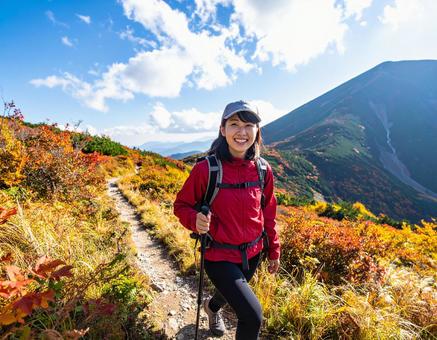 紅葉の中、登山を楽しむ山ガール 紅葉の中、登山を楽しむ山ガールの写真