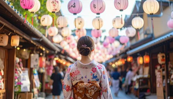 浴衣姿と風鈴の夏祭り 浴衣姿と風鈴の夏祭りの写真