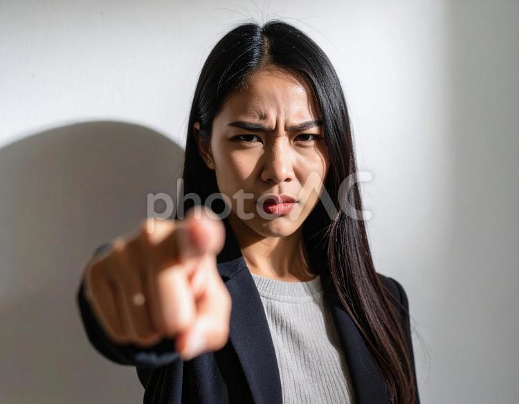 指をさして怒る女性 怒る,指差し,女性の写真素材