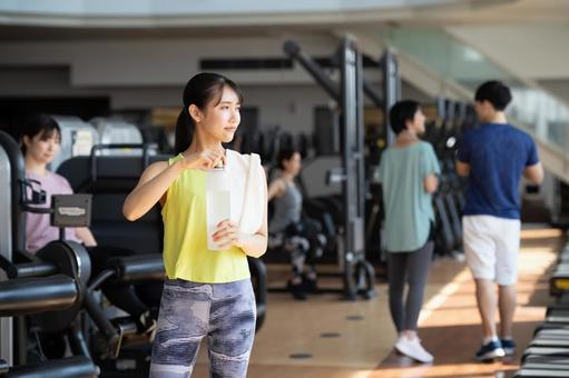 ジムでトレーニングする若い女性 ジム,フィットネス,トレーニングの写真素材