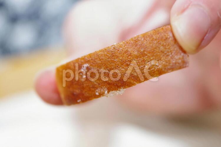 食パンの耳で作ったスナックをつまんでいる人 ラスク,砂糖,焼いたの写真素材