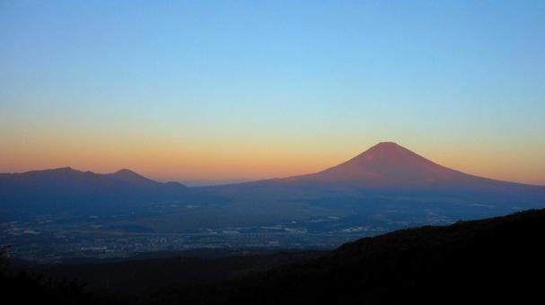 富士見ヶ丘公園から眺めた 早朝の富士山 富士見ヶ丘公園から眺めた 早朝の富士山の写真