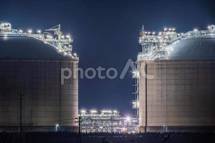 2つのLNGタンクの夜景 工場夜景,工場,夜景の写真素材