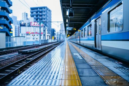 都会の駅と到着した電車 都会の駅と到着した電車の写真