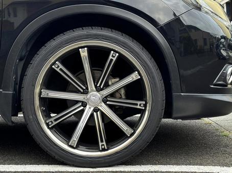 黒い車のタイヤ 黒い車のタイヤ 黒い車,タイヤ,ホイールの写真素材