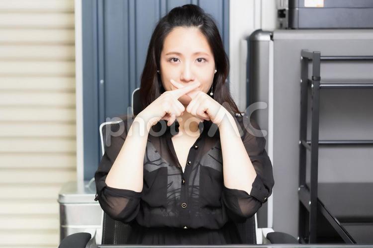 NGのポーズをする女性 禁止,女性,拒否の写真素材