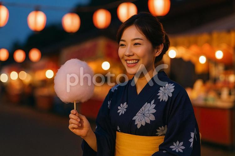 綿あめを持ち笑顔の浴衣女性 浴衣,女性,笑顔の写真素材