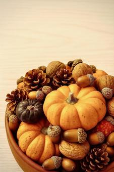 秋色かぼちゃと木の実の背景の写真