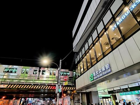 JR山手線、新大久保駅 JR山手線、新大久保駅の写真