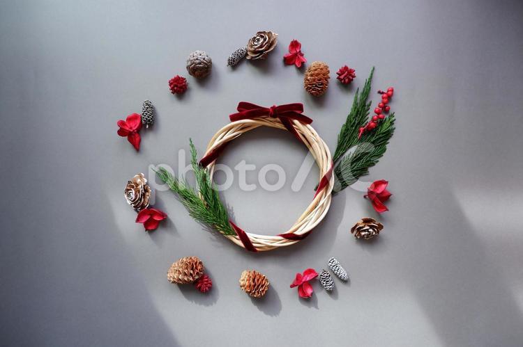 冬の贈り物、クリスマスデコレーション背景 冬,クリスマス,松ぼっくりの写真素材