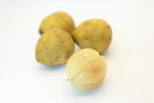 皮をむいたランサ~東南アジアのフルーツ~ 皮をむいたランサ~東南アジアのフルーツ~の写真