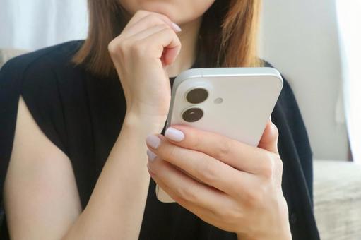 スマホを持つ女性 スマホを持つ女性 スマホ,手元,女性の写真素材