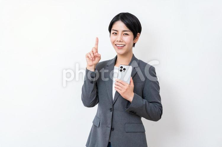 提案するスマホを持ったビジネスパーソン ビジネスウーマン,女性,キャリアウーマンの写真素材