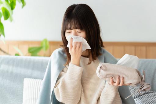 風邪を引いて鼻をかむ女性 女性,風邪,鼻をかむの写真素材