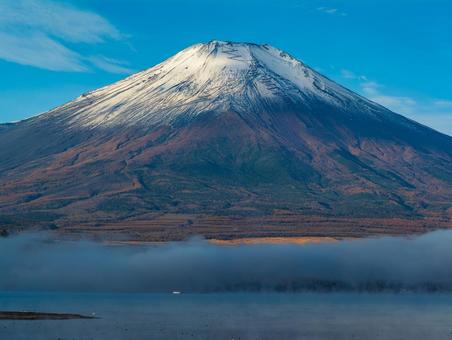 晩秋の富士山と山中湖 富士山,山中湖,秋の写真素材