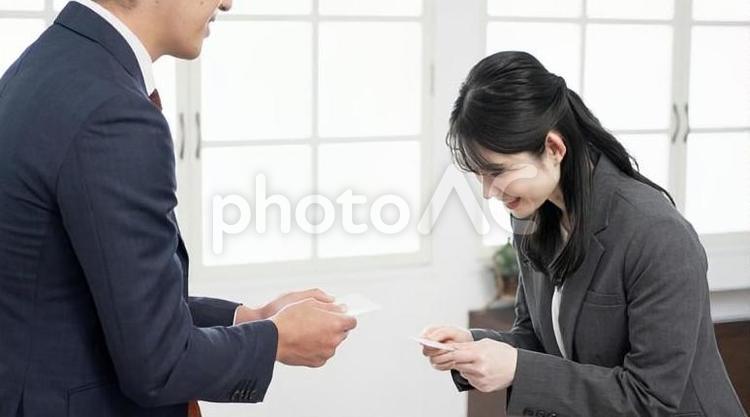 名刺交換をするビジネスパーソン 名刺,交換,ビジネスの写真素材