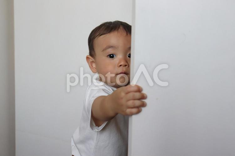 つかまり立ちの練習をする赤ちゃん 赤ちゃん,ベビー,男の子の写真素材