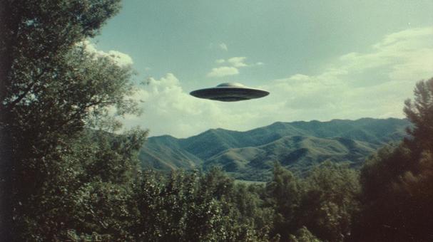 山と空に溶け込むSF的な光景の写真