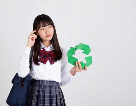リサイクルマークを持つ女子高生のイメージ リサイクルマークを持つ女子高生のイメージの写真