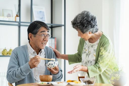 朝食を食べるシニアの夫婦 朝食を食べるシニアの夫婦 食事,シニア,高齢者の写真素材