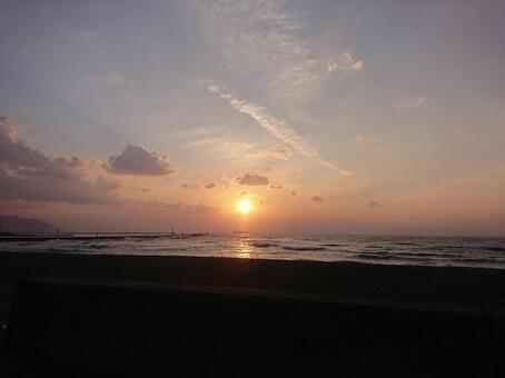 夕日 海 太陽 海岸 空 夕日 海 太陽 海岸 空の写真