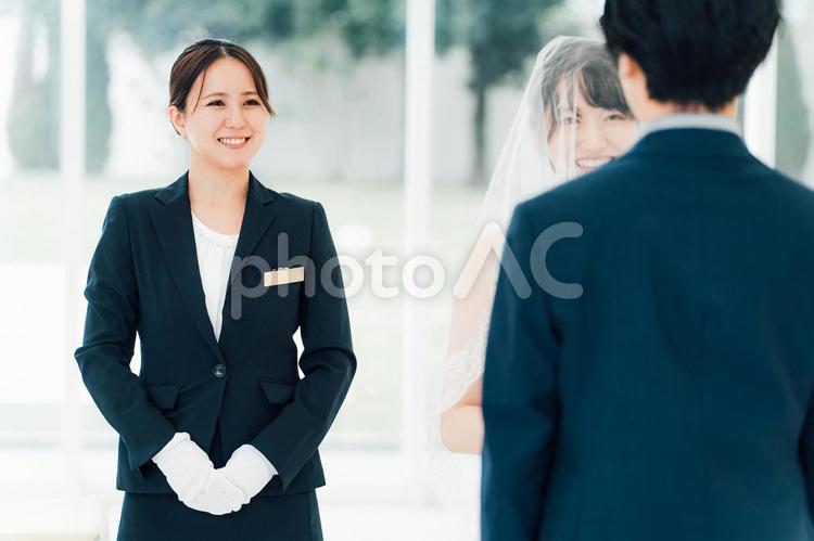 結婚式場・ホテルで働く介添人の女性 介添人,アテンダー,結婚式場の写真素材