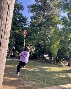 公園の遊具で遊ぶ子供 子供,遊び,飛ぶの写真素材