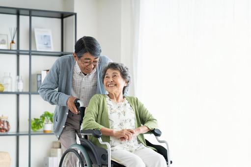 在宅介護 在宅介護 介護,車椅子,シニアの写真素材
