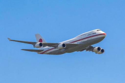 元政府専用機ローパス(千歳基地航空祭) 元政府専用機ローパス(千歳基地航空祭) 政府専用機,新千歳空港,青空の写真素材