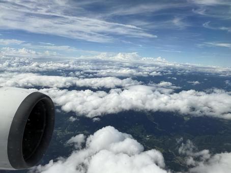 快晴を飛行機の車窓から 快晴を飛行機の車窓からの写真